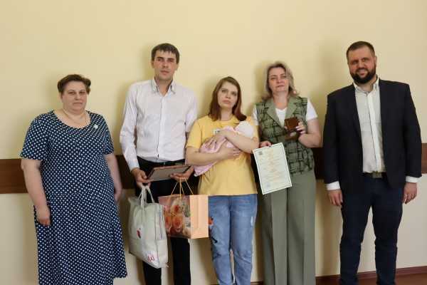 Торжественное вручение свидетельства о рождении ребенка многодетной семье
