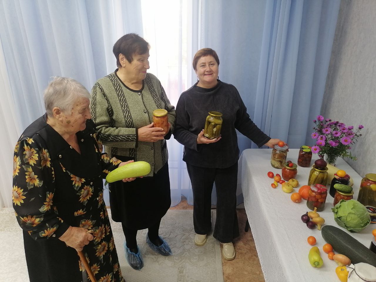 Выставка овощей и консервации