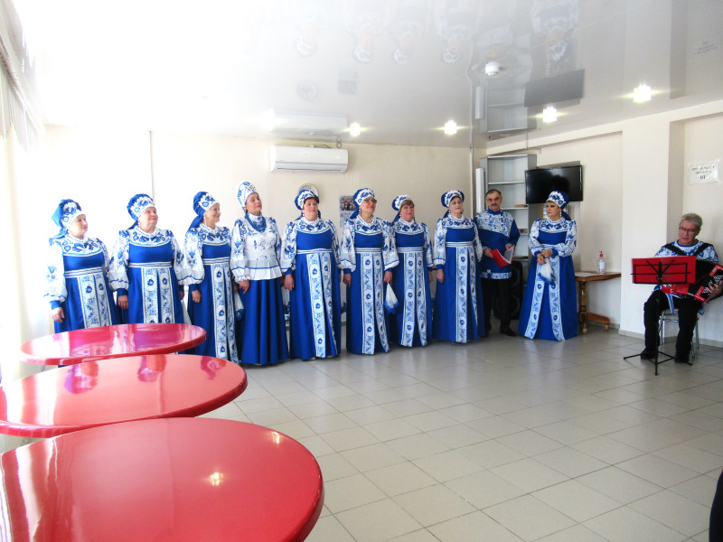 Песня встречает друзей.
