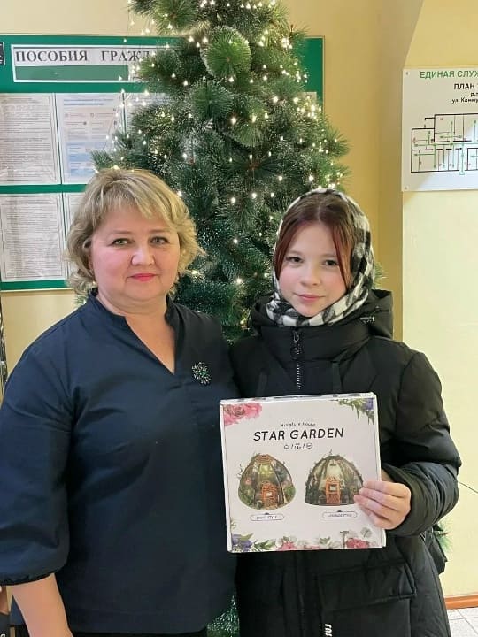 Голубеву Ульяну – участницу конкурса на именную стипендию Правительства Нижегородской области для одаренных детей-инвалидов в 2025 году от Тонкинского муниципального округа, поздравили с наступающим Новым годом и вручили подарок.