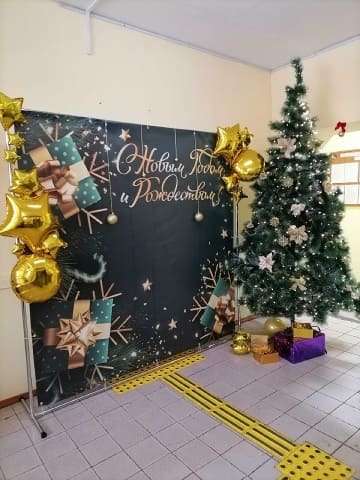 В Комплексном центре сотрудники учреждения также подошли творчески к этому процессу, украсив не только кабинеты, но и входную зону и актовый зал.