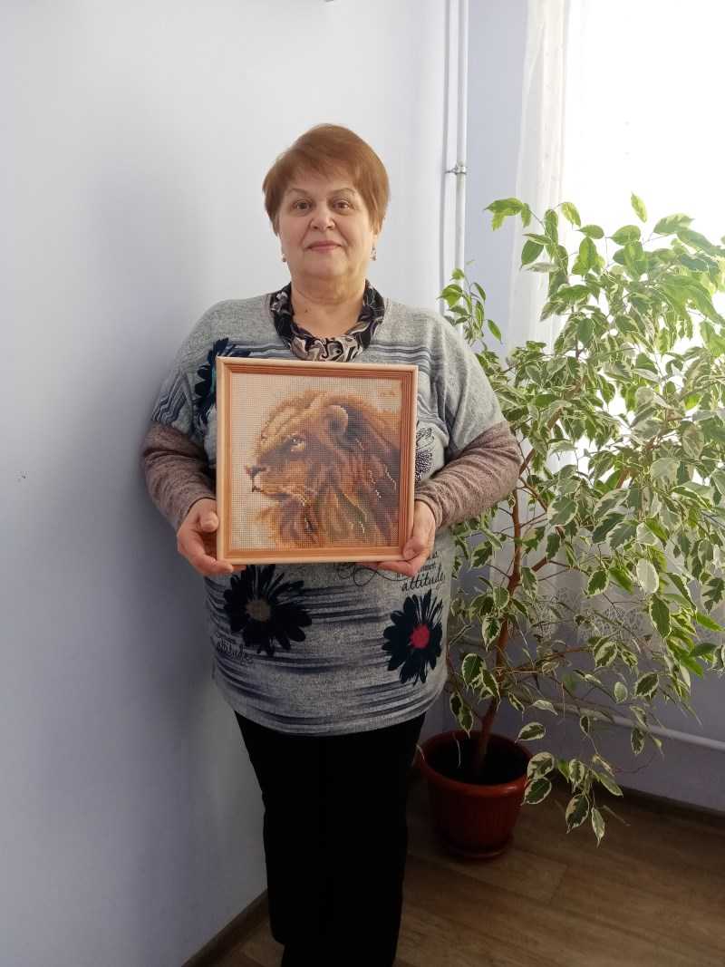Занятие по изготовлению алмазной вышивки «Царь зверей» в ОДП!